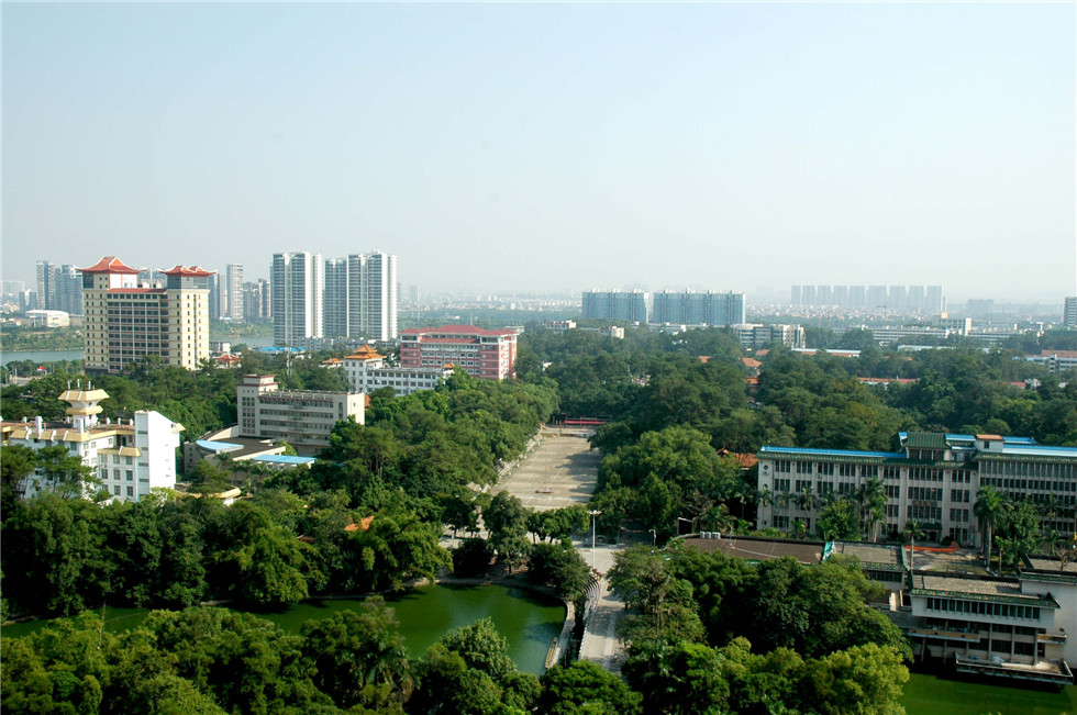 /upload/image/tin-tuc/dai-hoc-dan-toc-quang-tay-thong-tin-va-hoc-bong-2.jpg